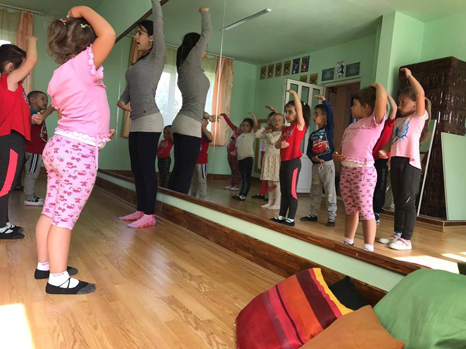 Gyermek tánc oktatás Gyergyóremetén, mint vendég oktató, vendég tanár.